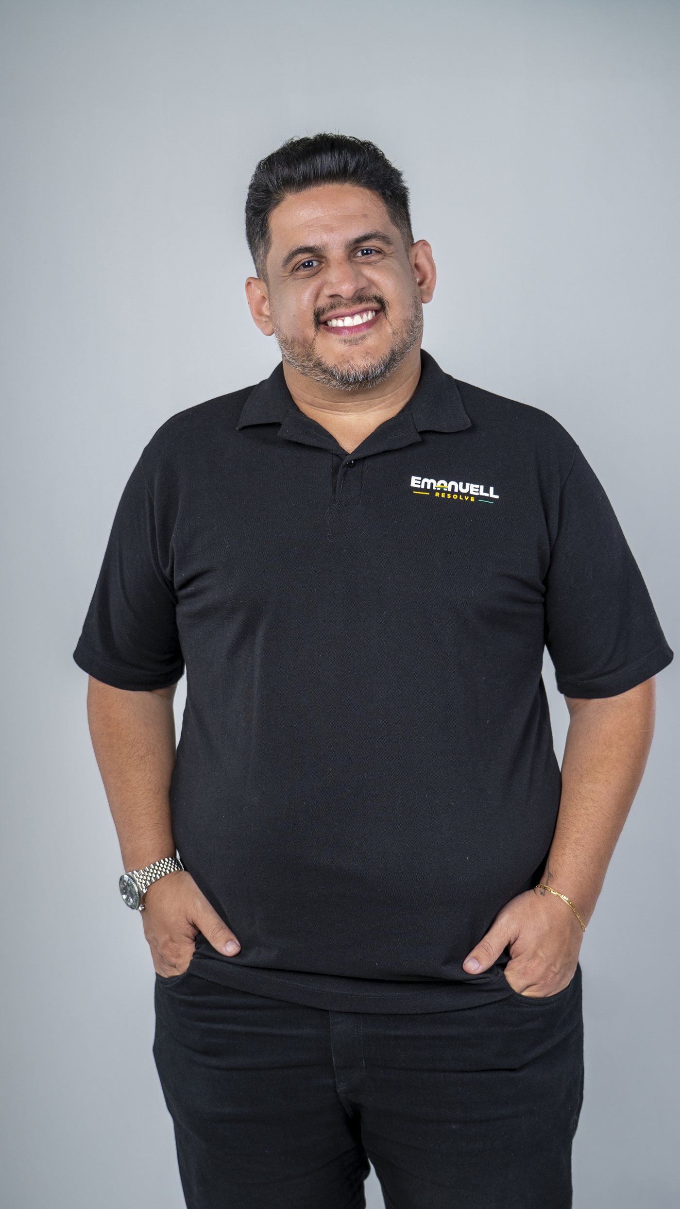 Emanuell Resolve vestindo camiseta do projeto Emanuell Resolve