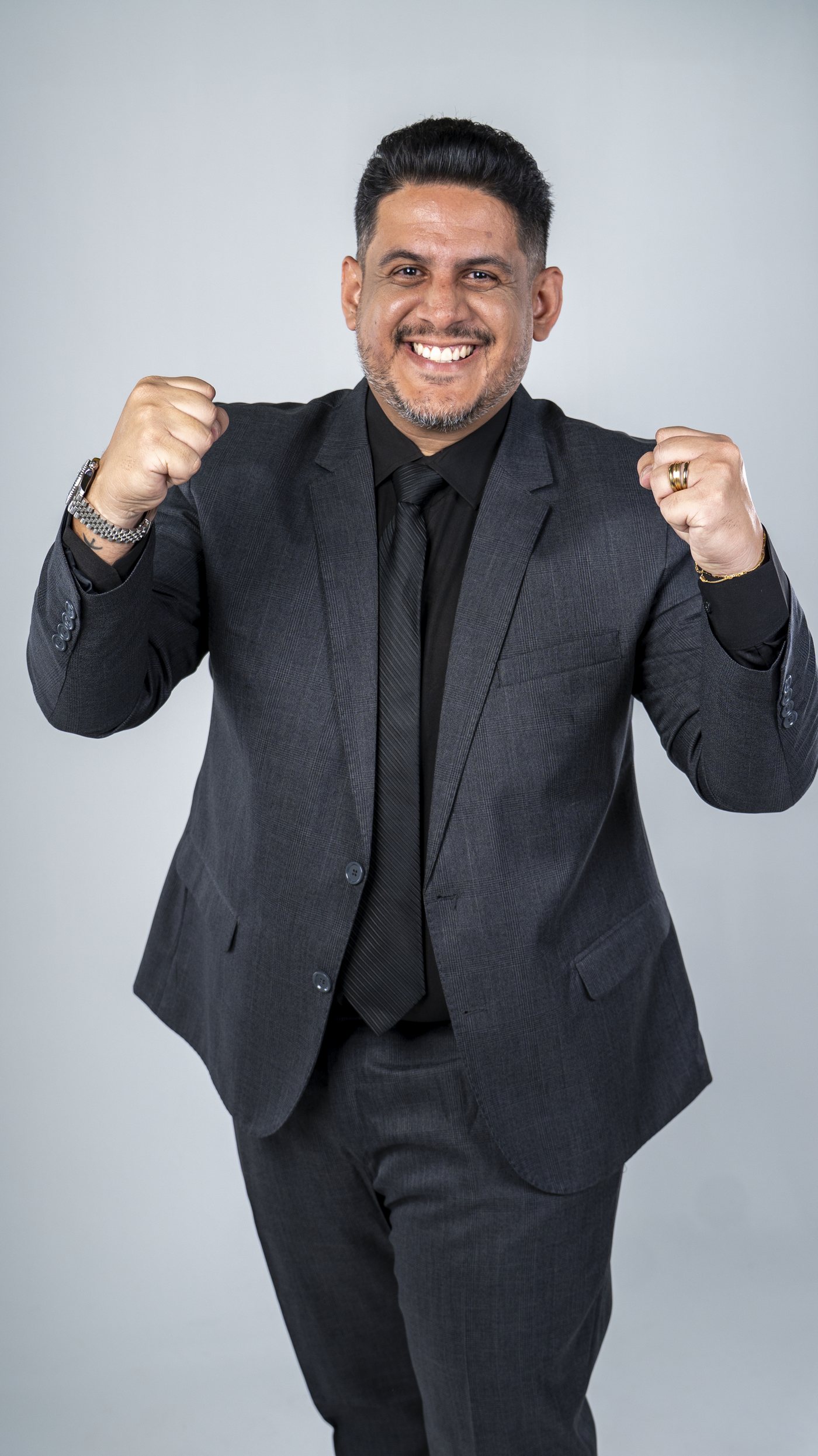 Emanuell Resolve em pose de energia e determinação