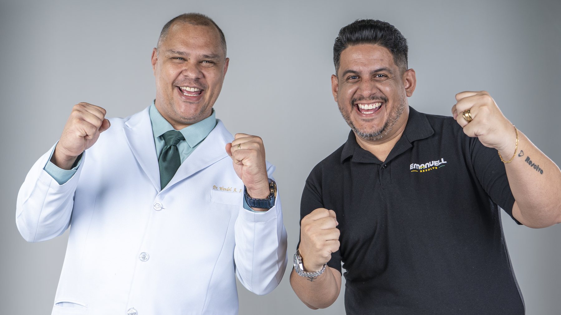 Emanuell Resolve ao lado de parceiro em foto de campanha